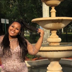 Meet your Posher, Helie